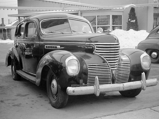 De Soto De Luxe 4-dr Sedan